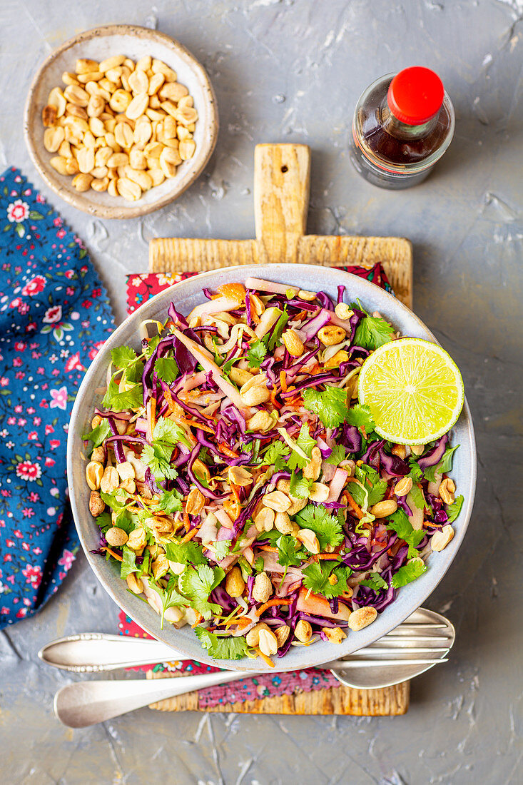 Krautsalat mit Erdnüssen und Koriander (Asien)