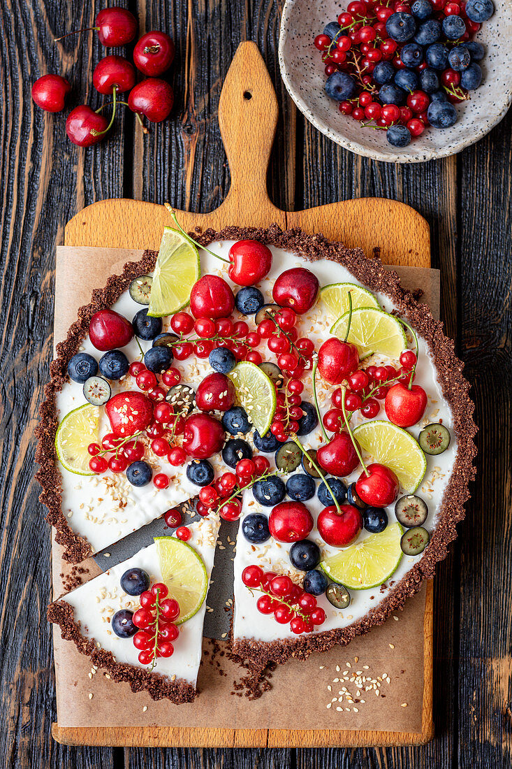 Schoko-No-Bake-Tarte mit Kokos-Limetten-Füllung