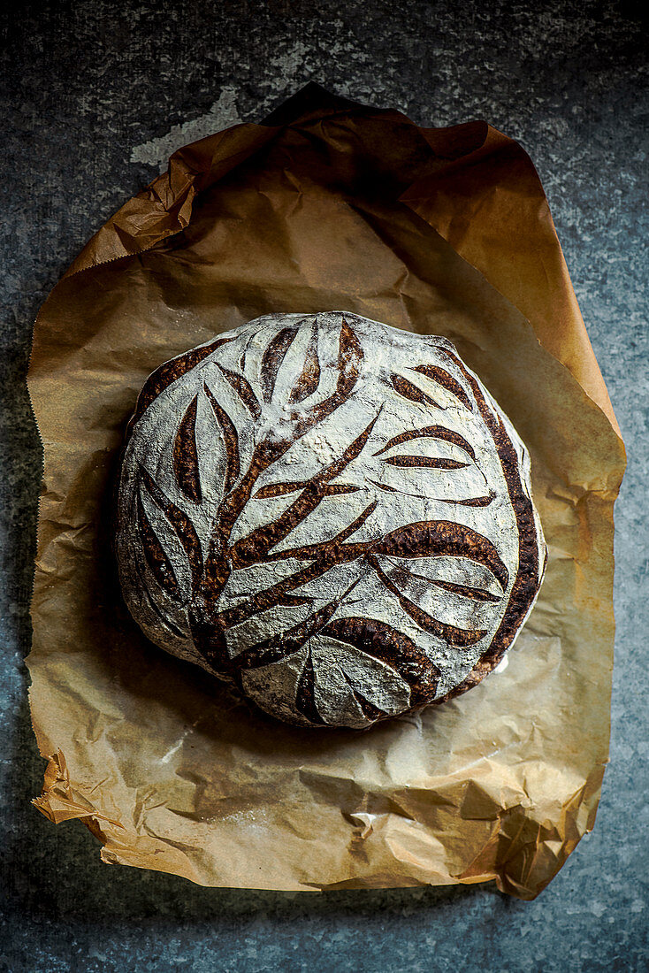 Sauerteigbrot auf Backpapier