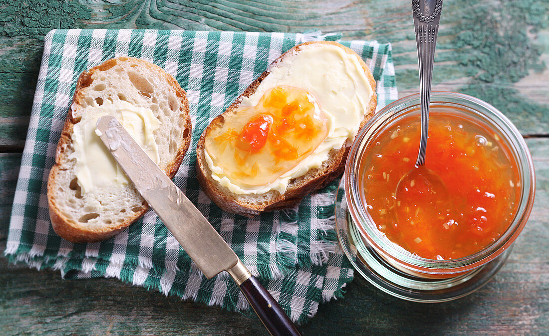 Grapefruitmarmelade mit Ingwer auf Butterbrot