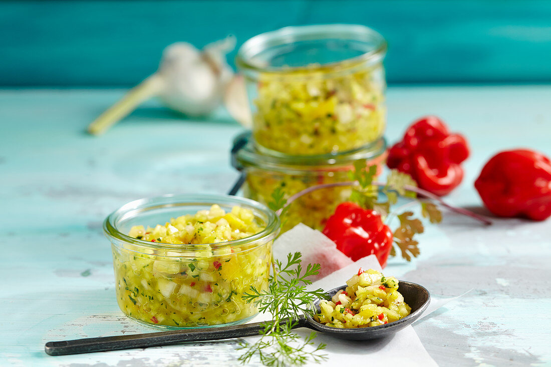 Frische karibische Salsa aus exotischen Früchten mit Ingwer, Chili und Knoblauch