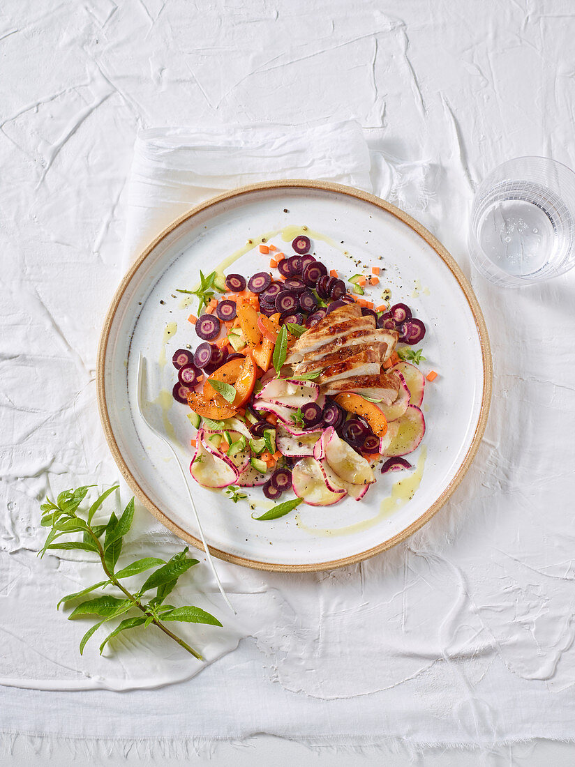 Möhren-Aprikosen-Salat mit mariniertem Gemüse und Hähnchen-Carpaccio