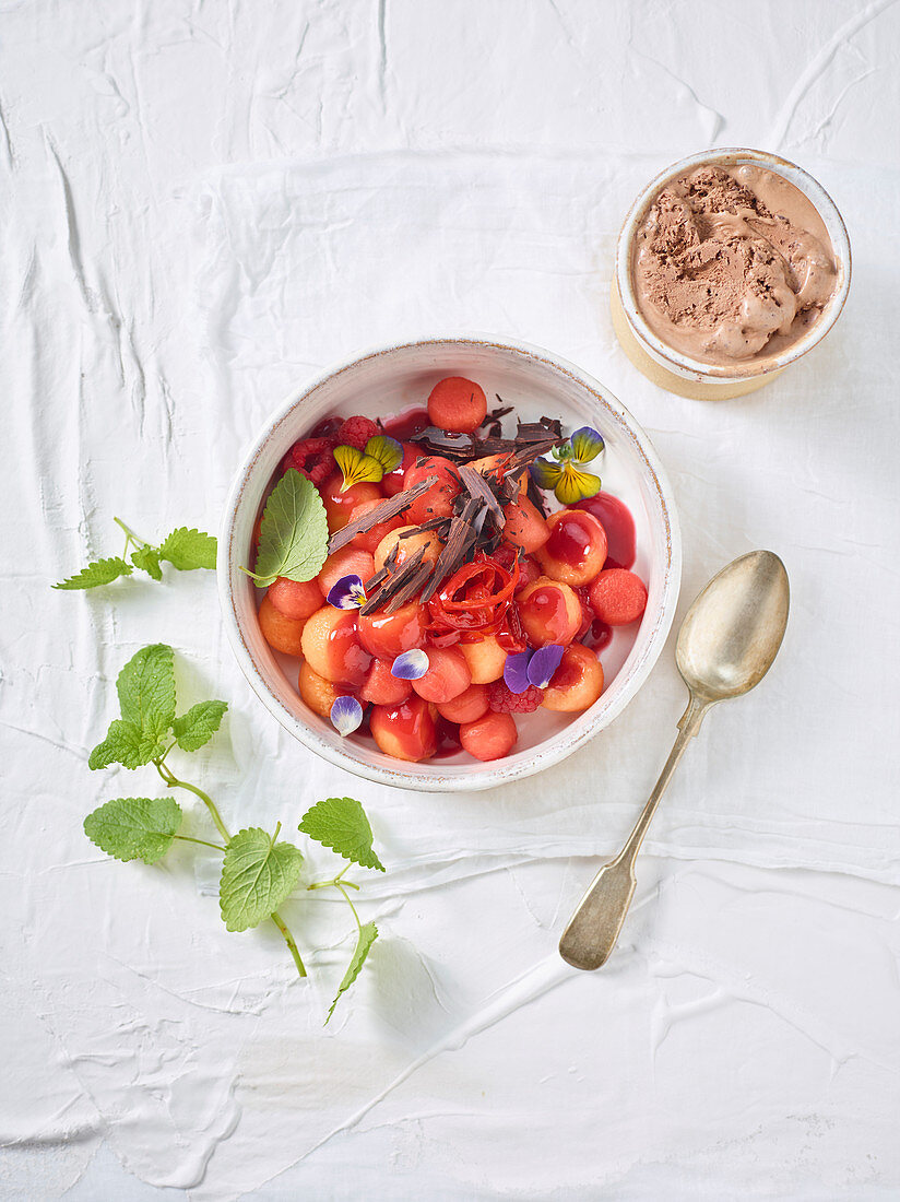 Melonensalat mit Himbeeren, kandierter Chili und Schokoladeneis