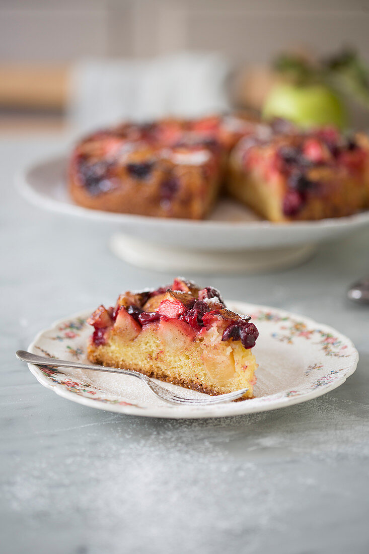 Apfel-Kirsch-Torte, angeschnitten