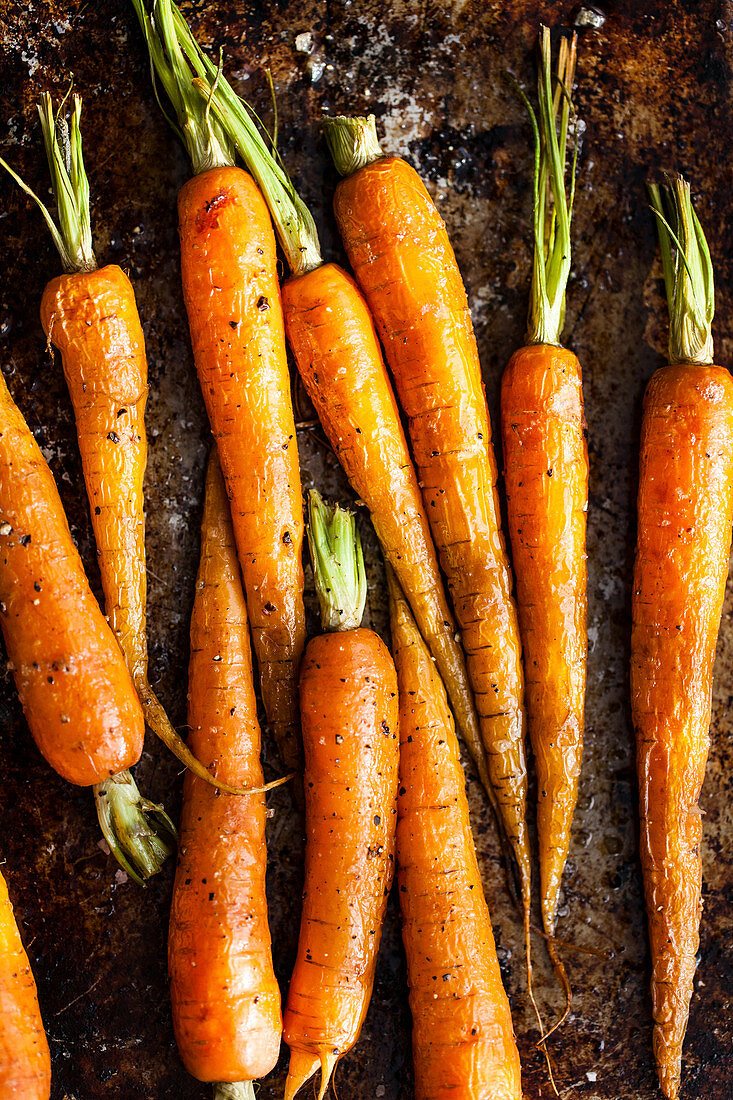 Geröstete junge Karotten auf Ofenblech