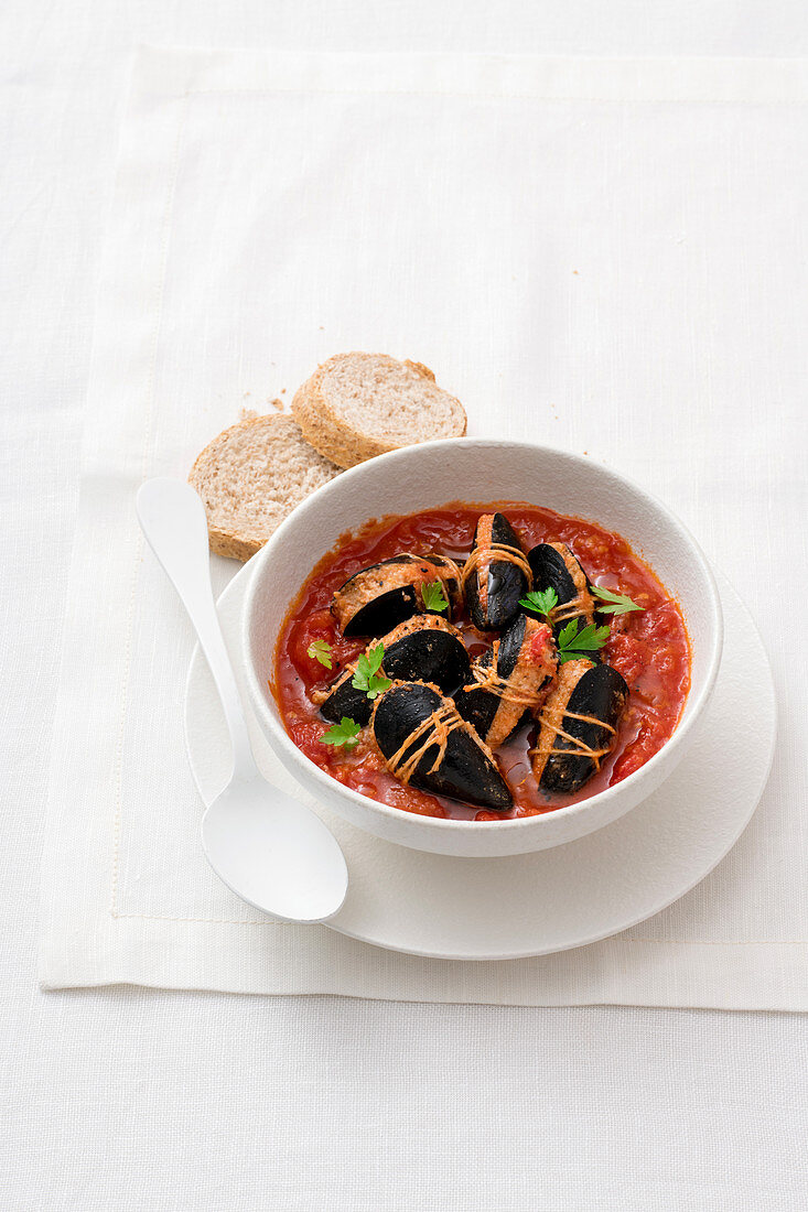 Miesmuscheln mit Ricotta-Brot-Füllung in Tomatensauce