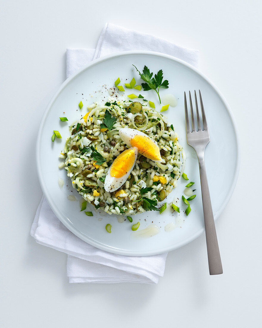 Reis-Brot-Salat mit Kapern, Petersilie, Zwiebel und Ei