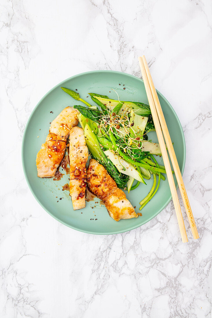 Barschfilet mit Pak Choi, Thaispargel und süsser Sojasauce vom Blech