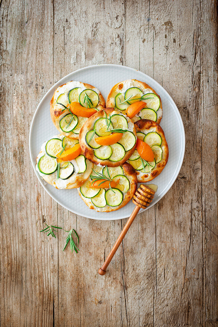 Kleine Flammkuchen mit Ziegencreme, Zucchini, Aprikosen und Honig vom Blech