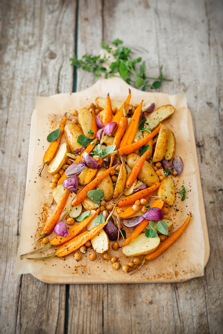 Kartoffeln, Möhren und Kichererbsen mit frischem Oregano vom Blech