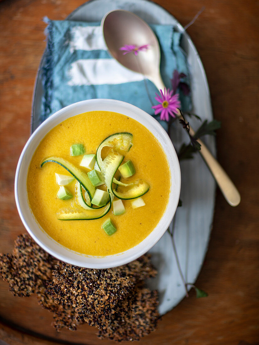 Gelbe Gazpacho mit Quinoa-Crackern