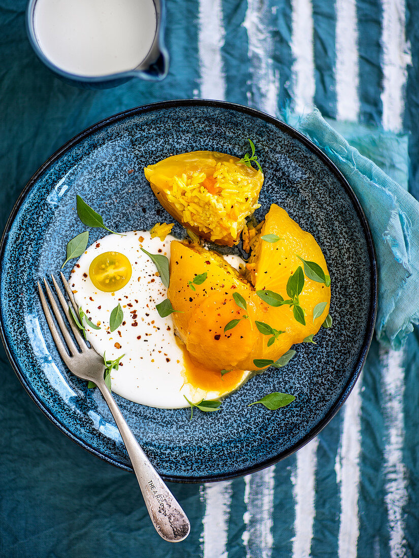 Vegetarisch gefüllte gelbe Tomaten