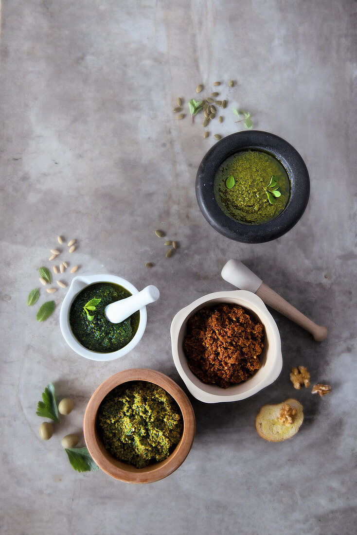 Basilikumpesto, Pfefferminz-Petersilien-Pesto, Zucchinipesto und Rotes Pesto