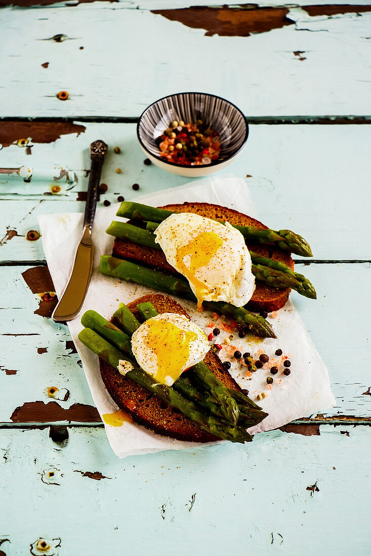 Toasts with aspargus and poached eggs
