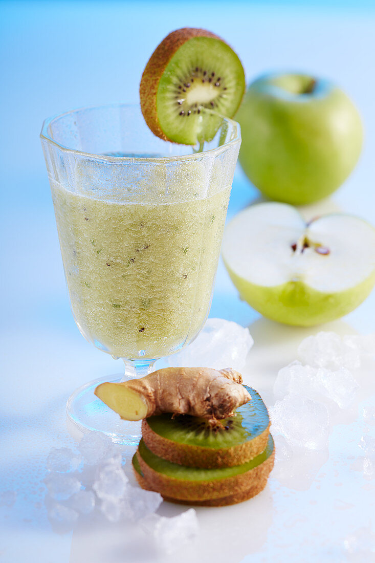 Apfel-Ingwer-Smoothie mit Kiwi und Gurke