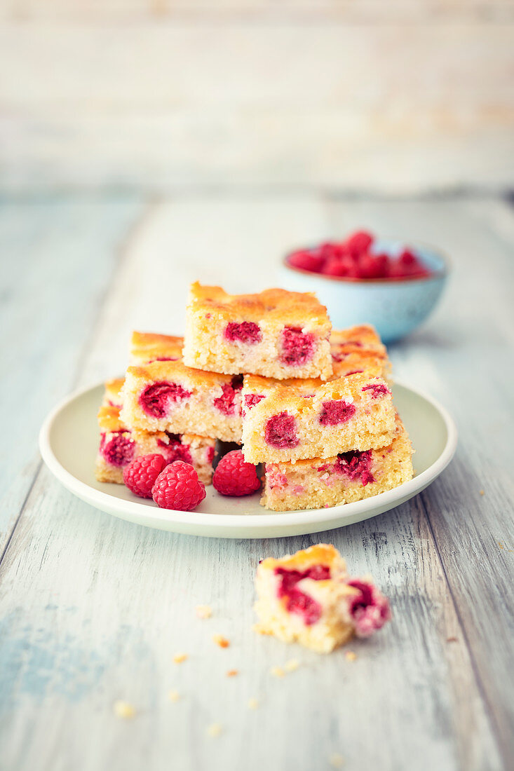 Juicy tray bake cake with raspberries and almonds