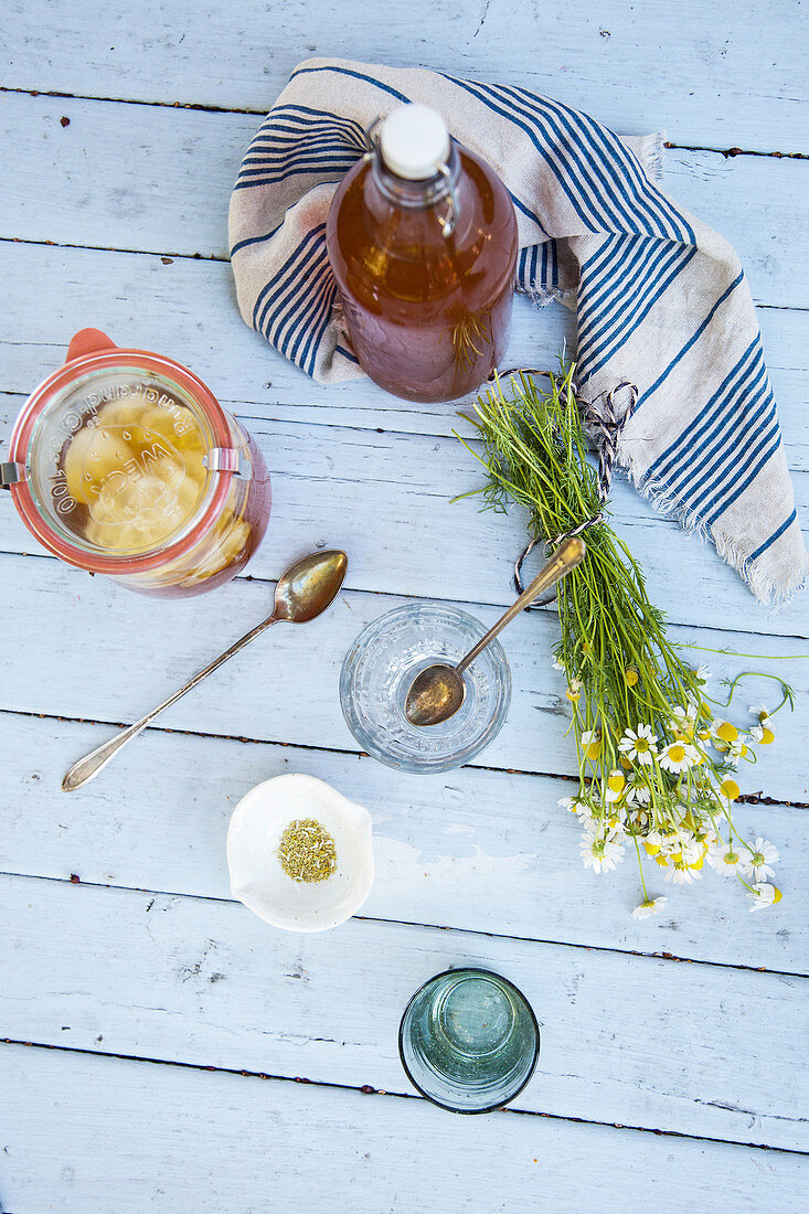 Eistee mit Gurke und Zitrone auf Gartentisch