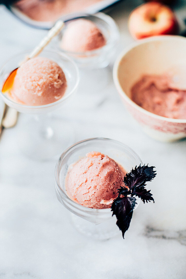 Pfirsichsorbet mit Shiso