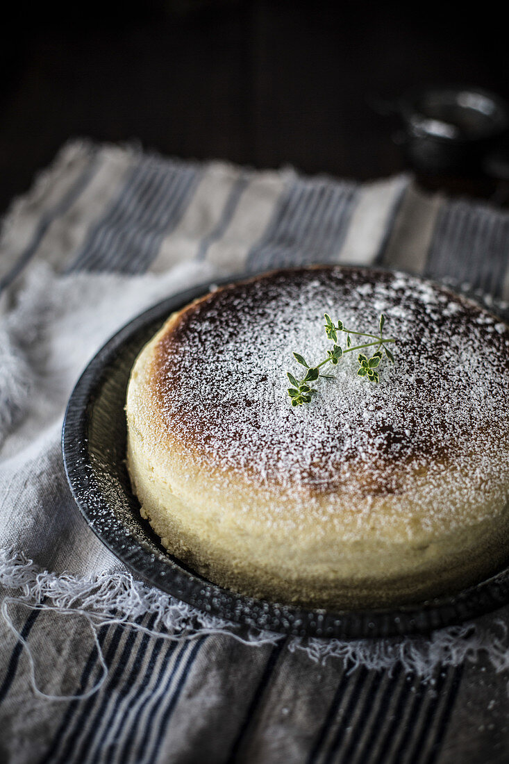 Japanischer Käsekuchen mit Puderzucker