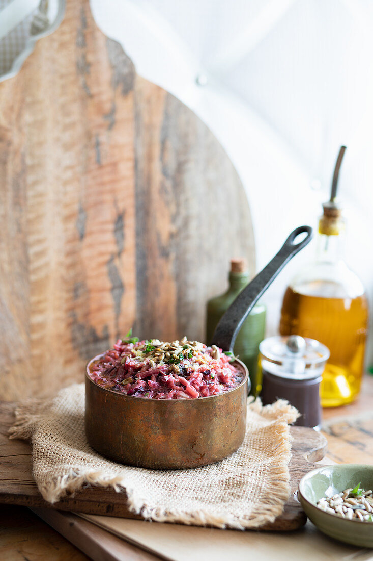 Rote Bete Risotto mit Kräutern und Sonnenblumenkernen