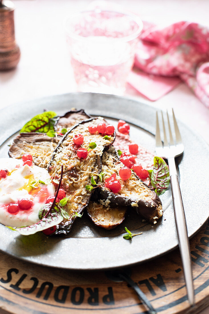 Gegrillte Auberginenscheiben mit roten Johannisbeeren