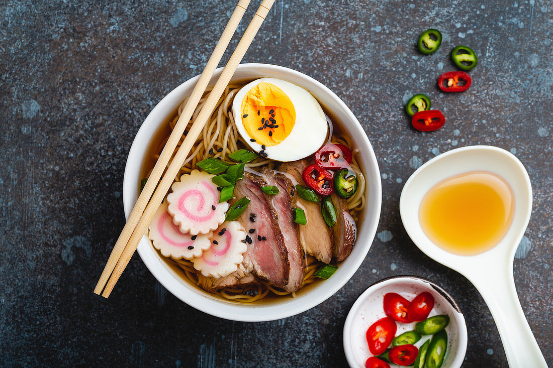 Ramen mit Schweinebraten, Narutomaki und Ei