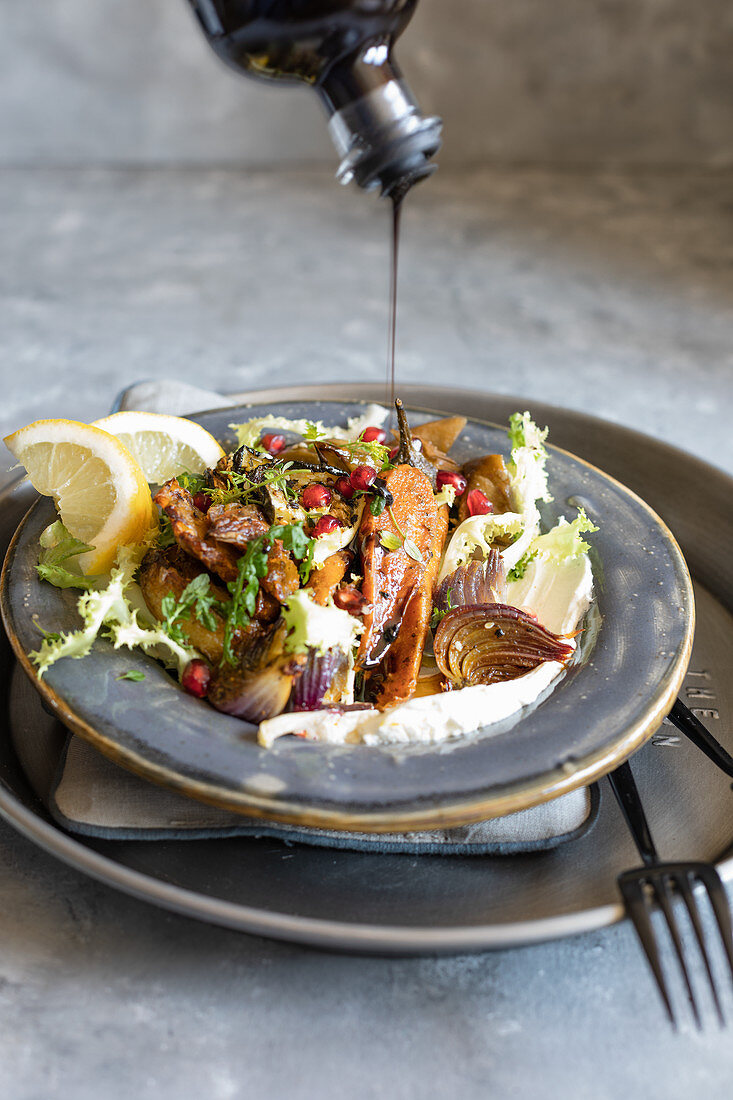 Salat mit gerösteten Karotten und Granatpfelsirup