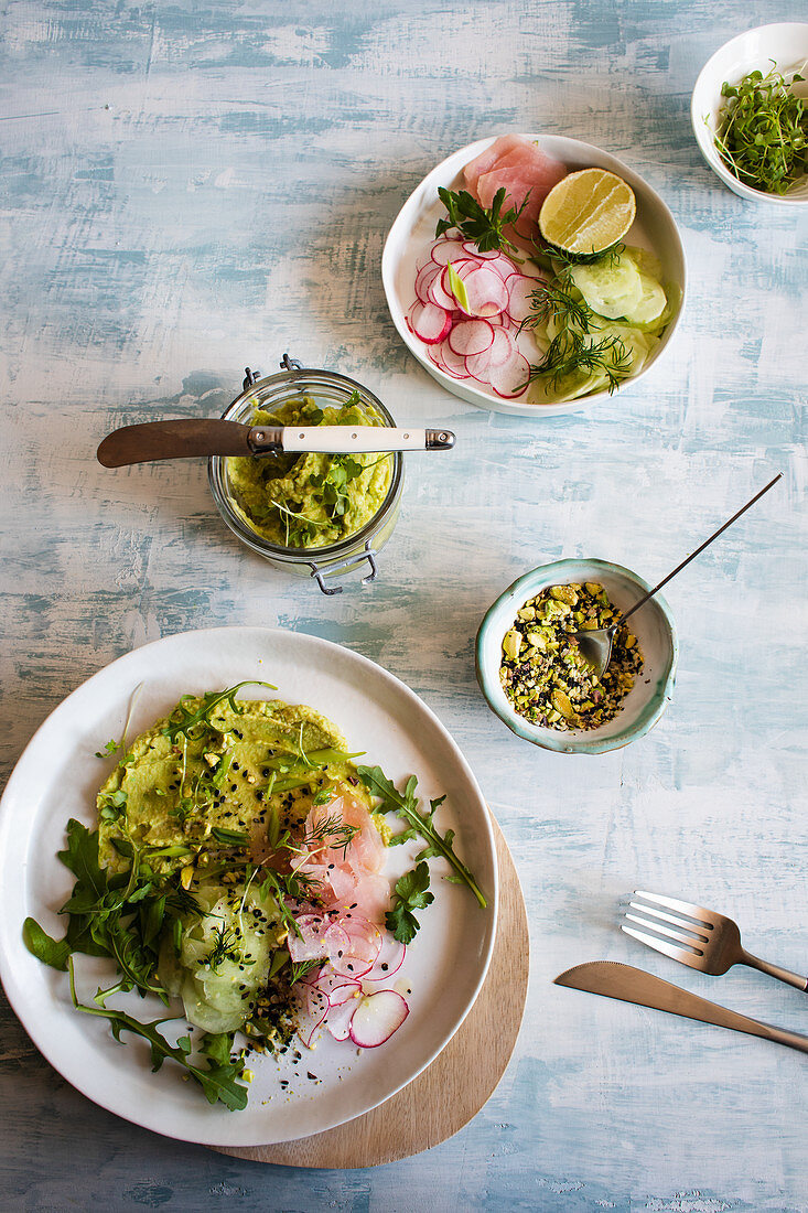 Salat mit Avocado-Wasabi-Hummus und Pistazien-Dukkah