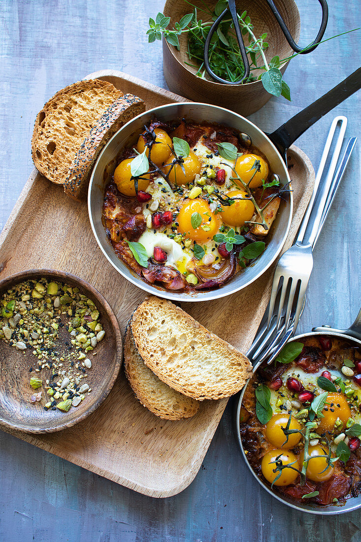 Shakshuka mit gelben Tomaten