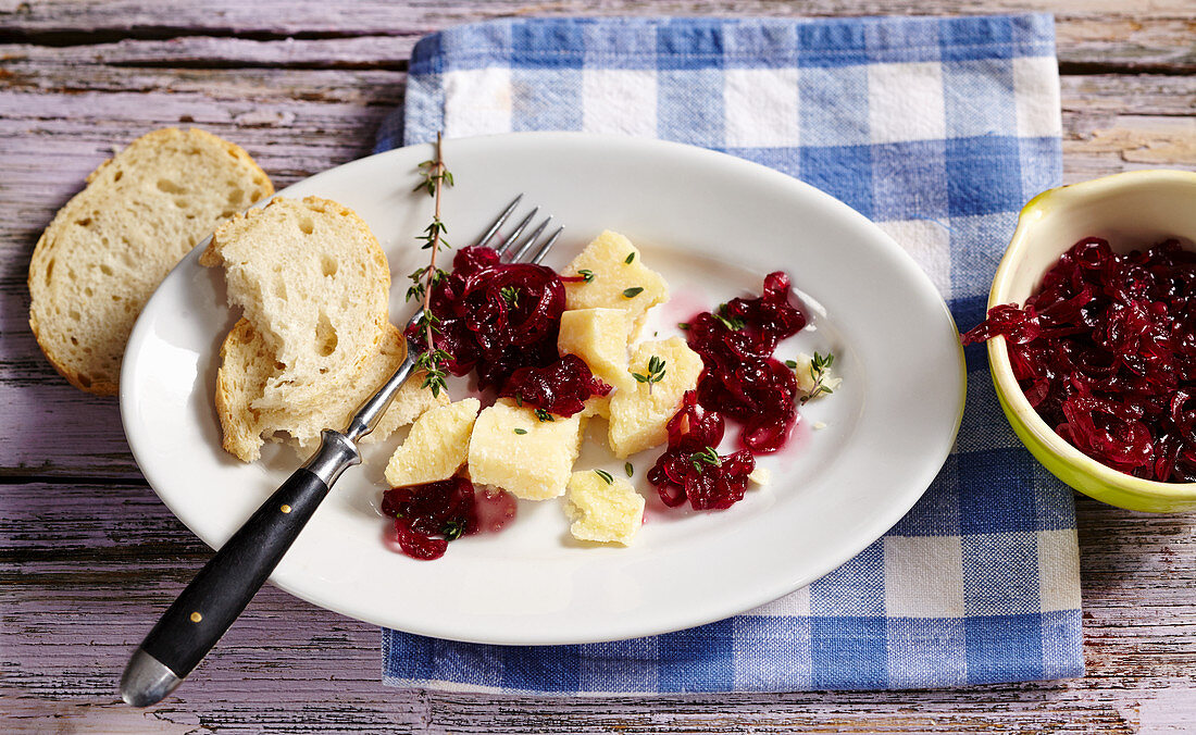 Rote Zwiebel-Marmelade mit Rotwein zu Hartkäse