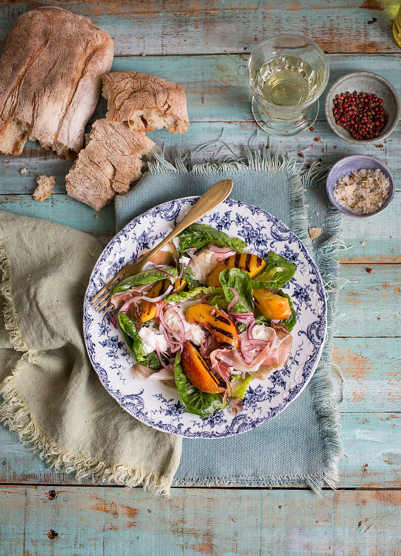 Parmaschinkensalat mit Romanasalat und gegrillten Pfirsichen