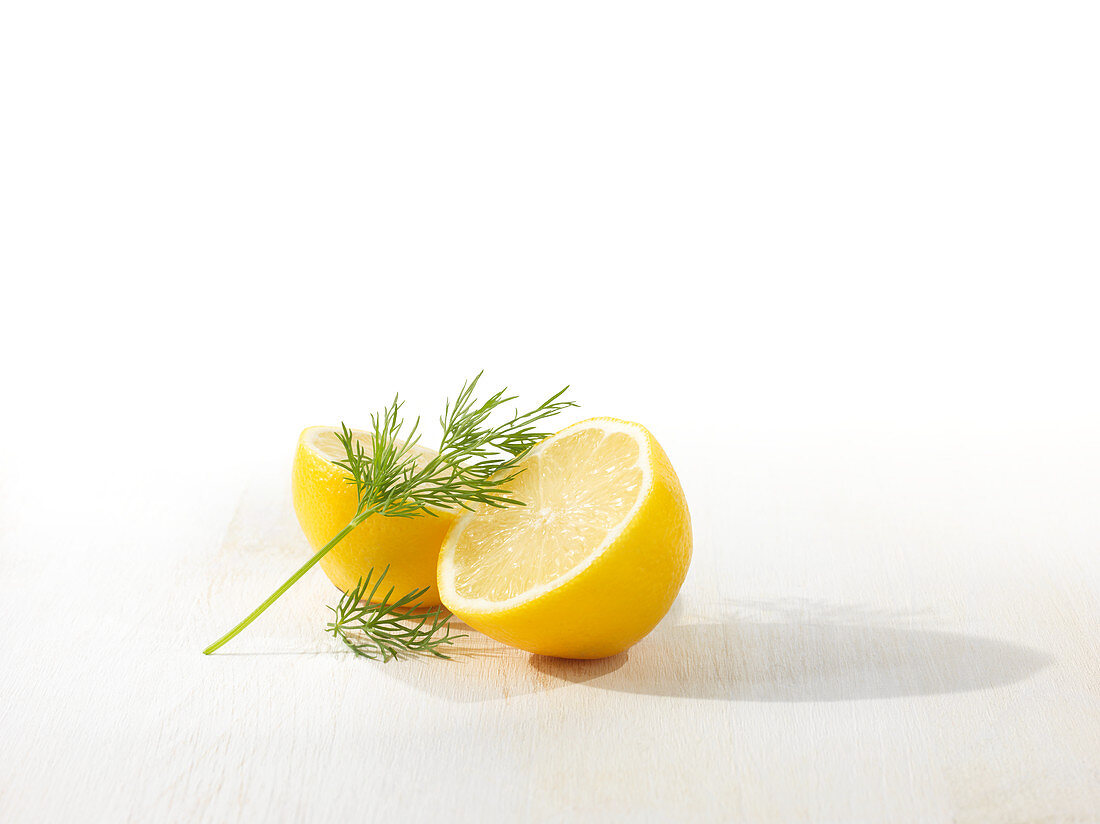 Zitronenhälften mit Dill