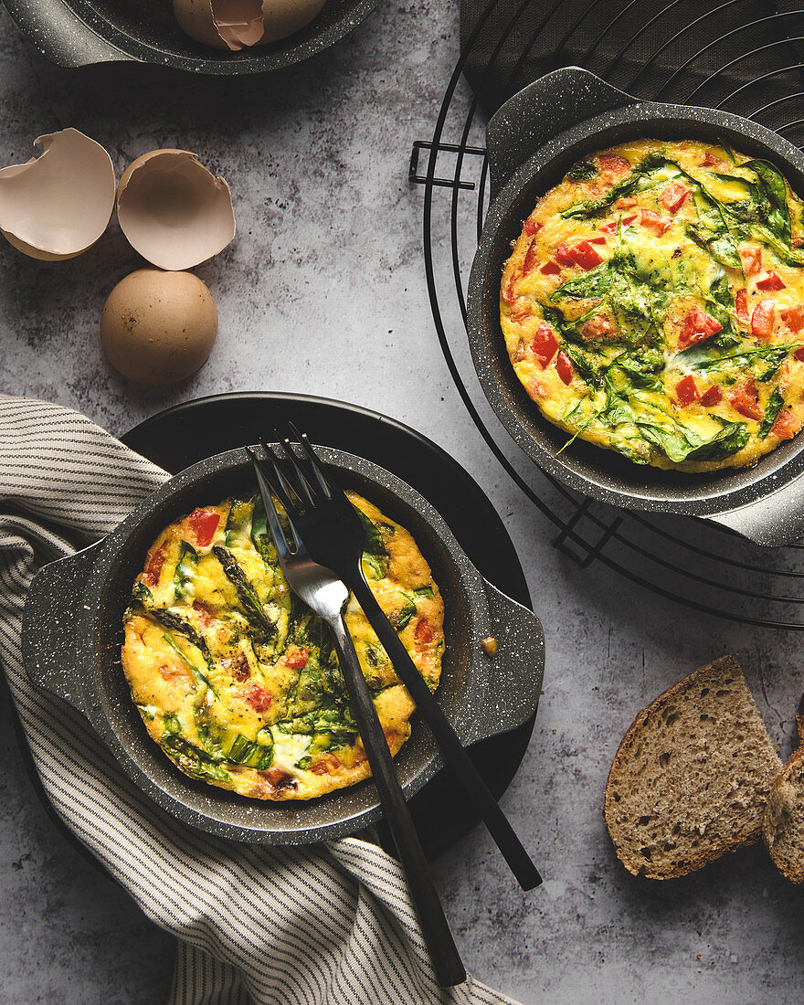 Omlette with red peppers and baby spinach