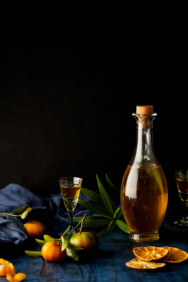 Orangenwein in Glas und Karaffe