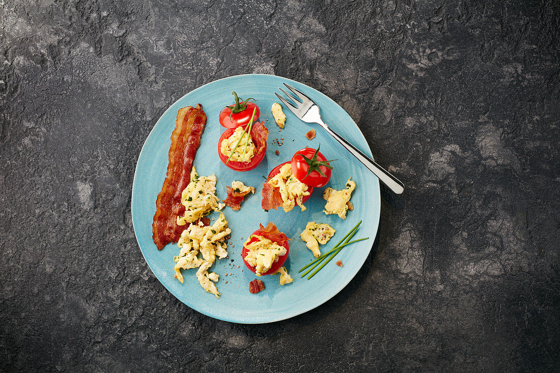 Stuffed cherry tomatoes with crispy bacon and scrambled eggs