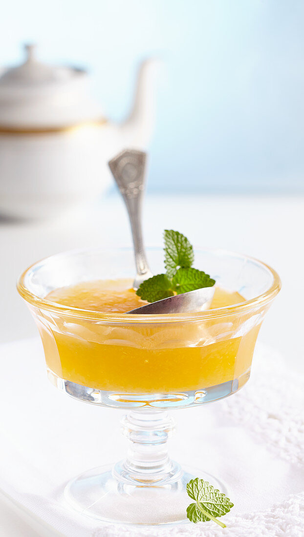 Aprikosen-Honigmelonen-Konfitüre in Glasschälchen mit Minzblättchen