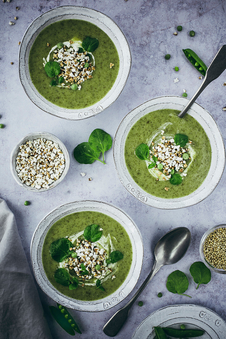 Watercress soup with popcorn