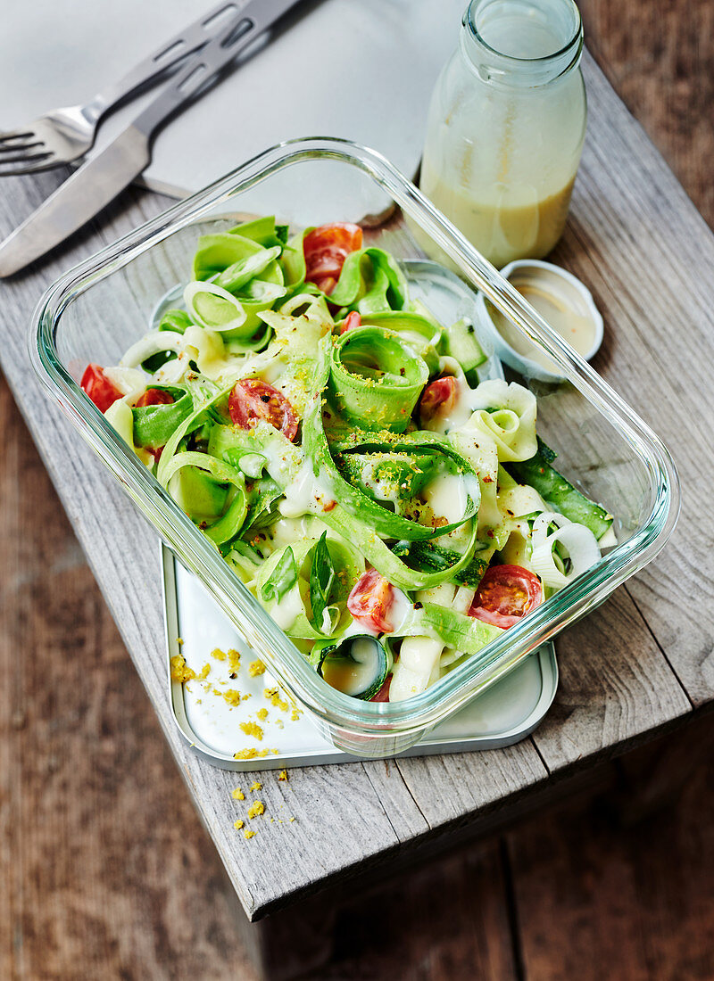 Zoodles mit Kirschtomaten, Frühlingszwiebeln und Joghurt-Senf-Sauce in To-go Box