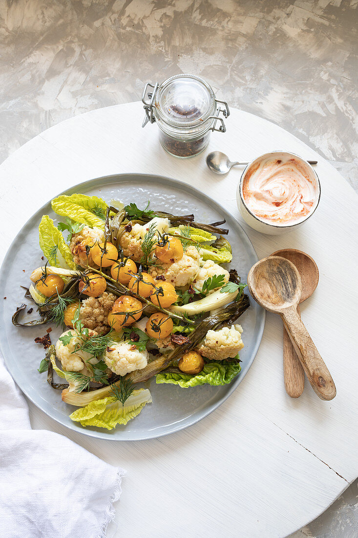 Gebratener Blumenkohlsalat mit Harissa-Labneh