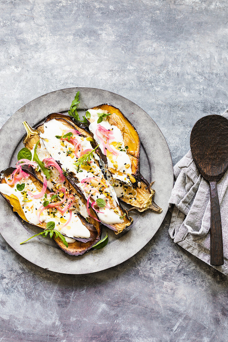 Gebratene Auberginen mit Buttermilch-Tahini-Sauce