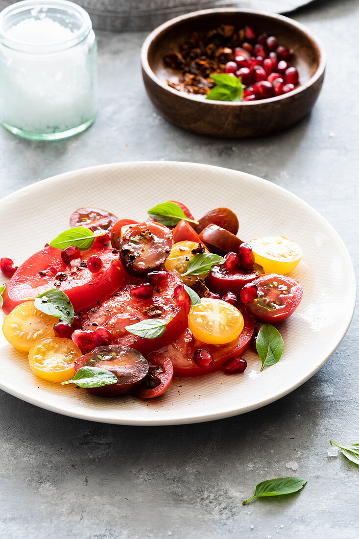 Tomaten-Granatapfel-Salat mit Basilikum