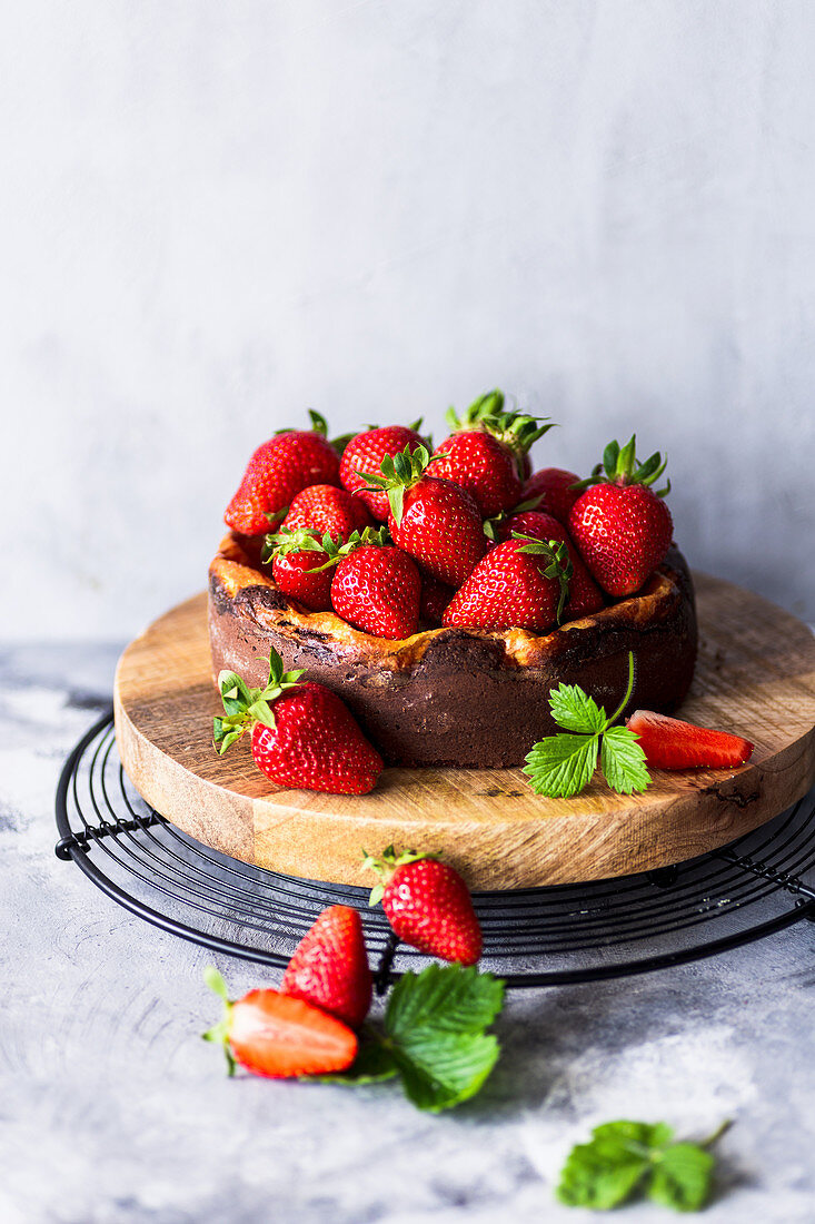 Mini cheesecake with fresh strawberries
