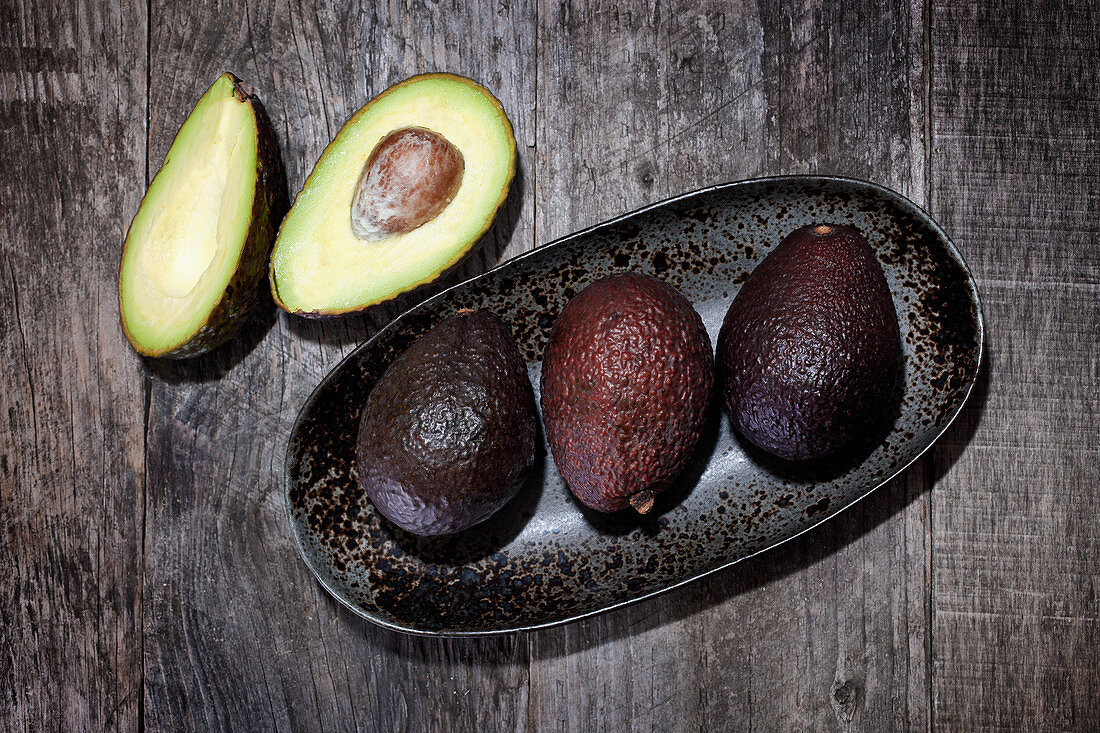 Avocados in Keramikschale und daneben