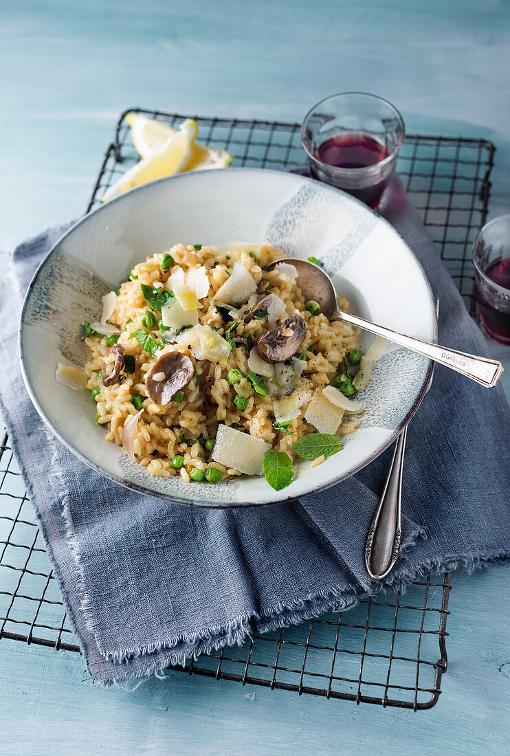 Risi Bisi mit Erbsen, Champignons, Minze und Parmesan