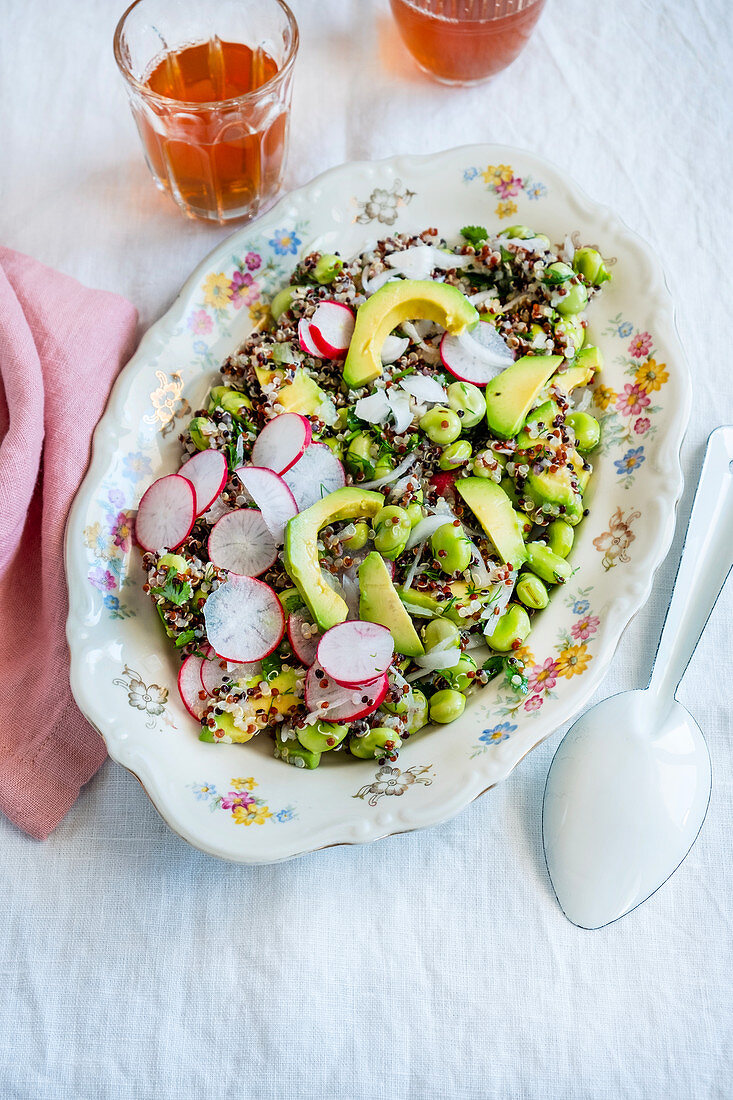 Quinoasalat mit frischen Saubohnen, Avocado und Radieschen