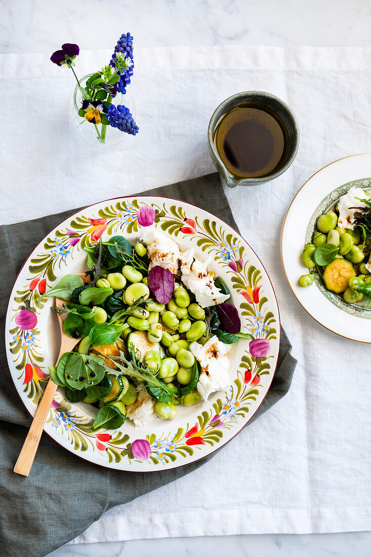 Saubohnensalat mit Zucchini und Mozzarella