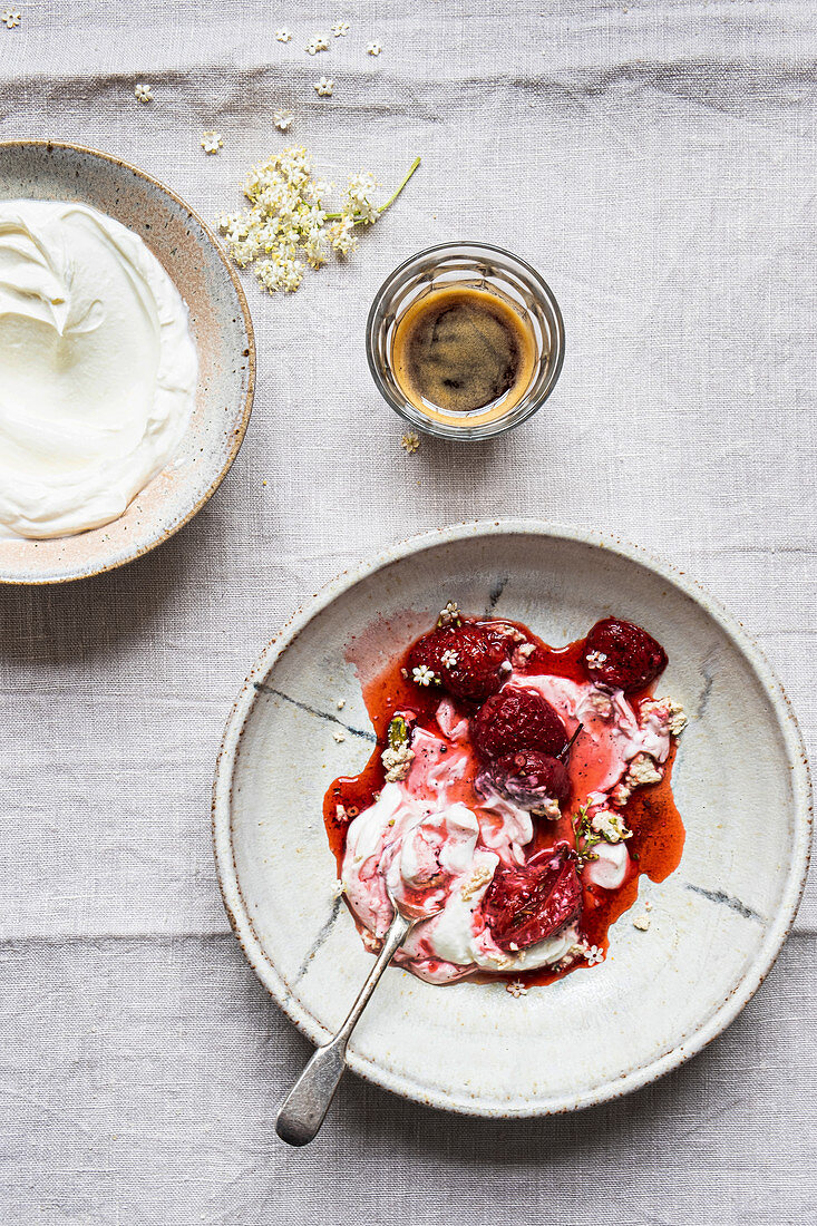 Griechischer Joghurt mit gebackenen Erdbeeren und Holunderblüten