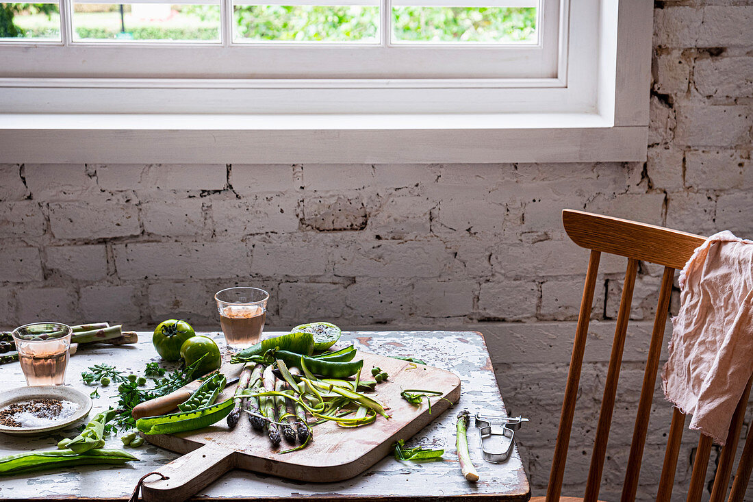 Grünes Gemüse vorbereitet zum Backen auf rustikalem Küchentisch