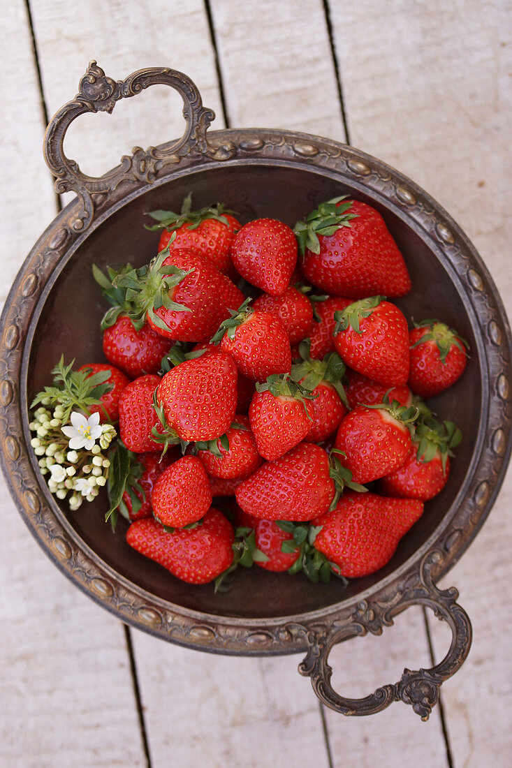 Frische Erdbeeren in nostalgischer Metallschale