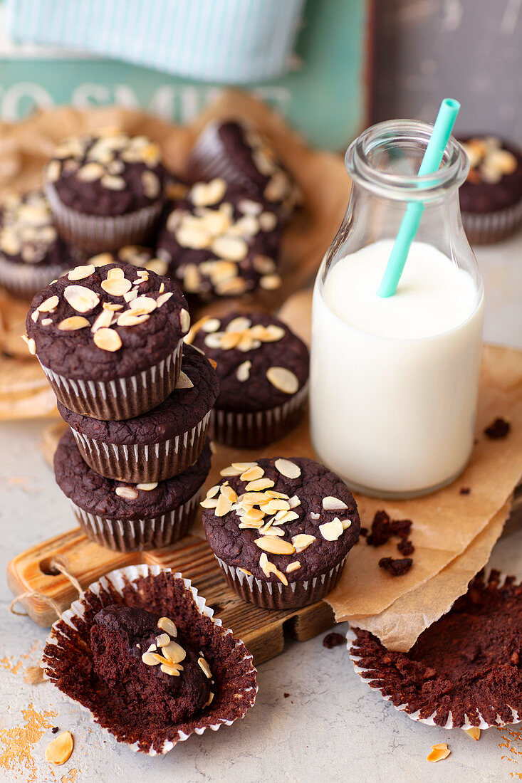 Bean brownie muffins with almond flakes and milk